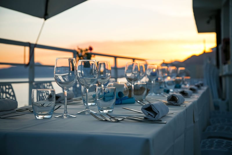 Table setting with centrepiece